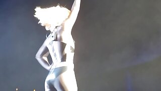 Blondynka z prostymi włosami pamela rios porno obsługuje kutasa
