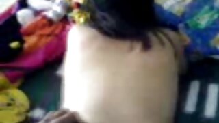 Kruczowłosa nastolatka chińskie filmy porno i jej kochanek ruchają się przed kamerą